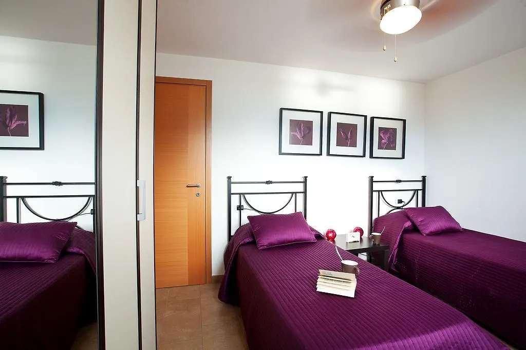 Residenza Romina Sleeps 8 With Pool- By Italian Apartments Rezzonico 0*,  İtalya