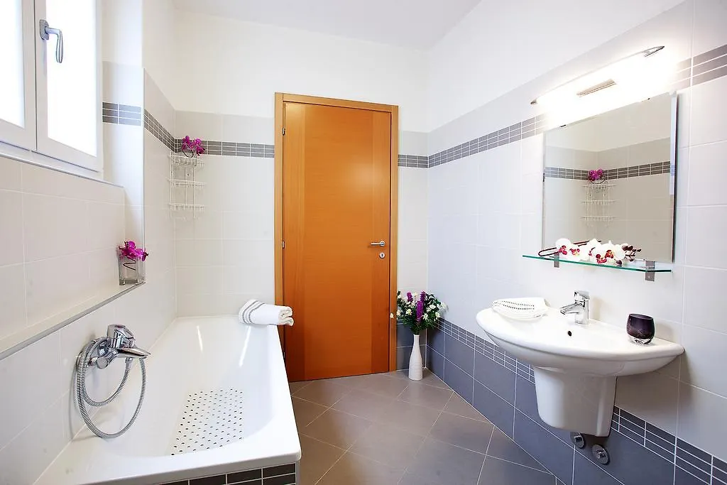 Residenza Romina Sleeps 8 With Pool- By Italian Apartments Rezzonico 0*,