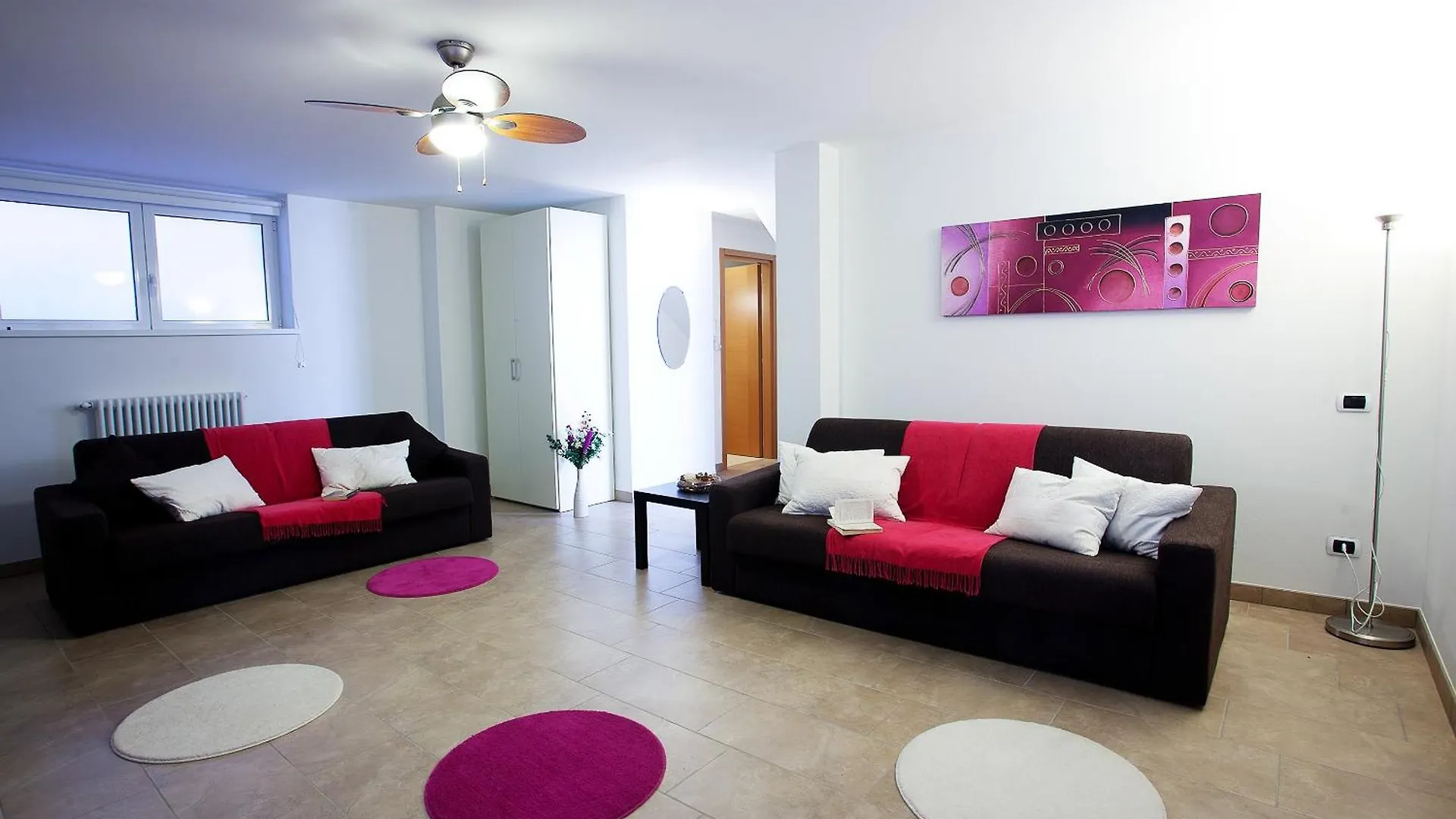 Residenza Romina Sleeps 8 With Pool- By Italian Apartments Rezzonico