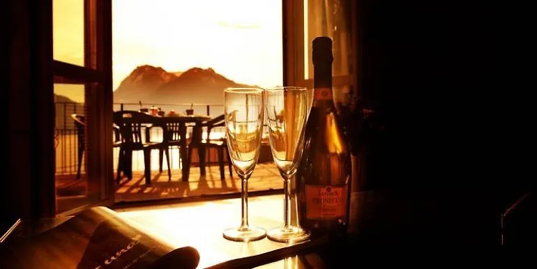 Residenza Romina Sleeps 8 With Pool- By Italian Apartments Rezzonico