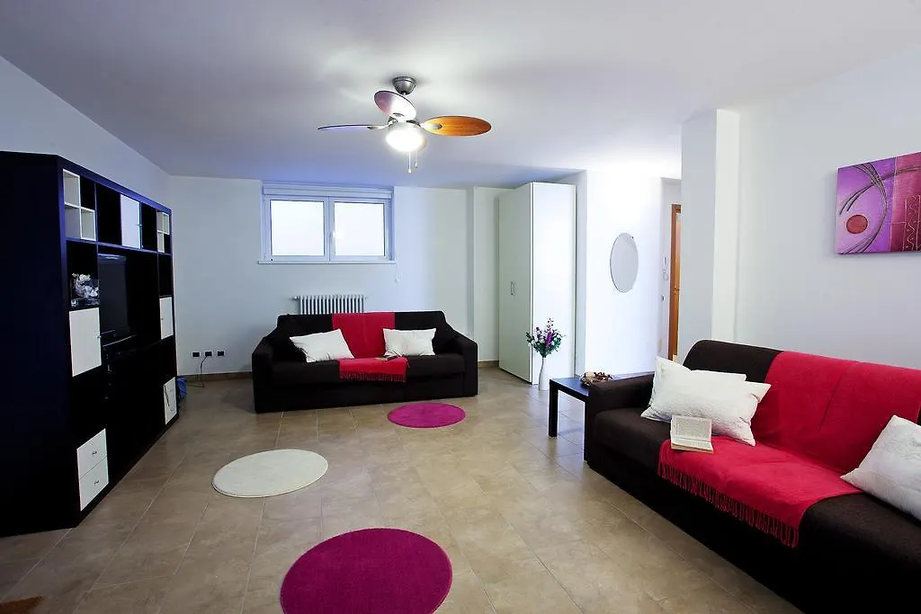 Residenza Romina Sleeps 8 With Pool- By Italian Apartments Rezzonico 0*,