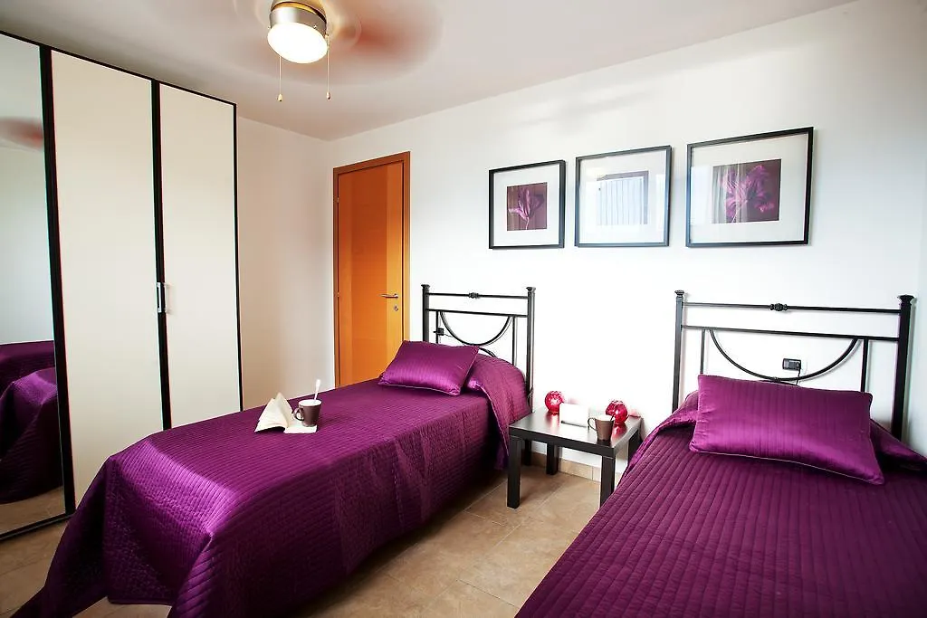 Residenza Romina Sleeps 8 With Pool- By Italian Apartments Rezzonico