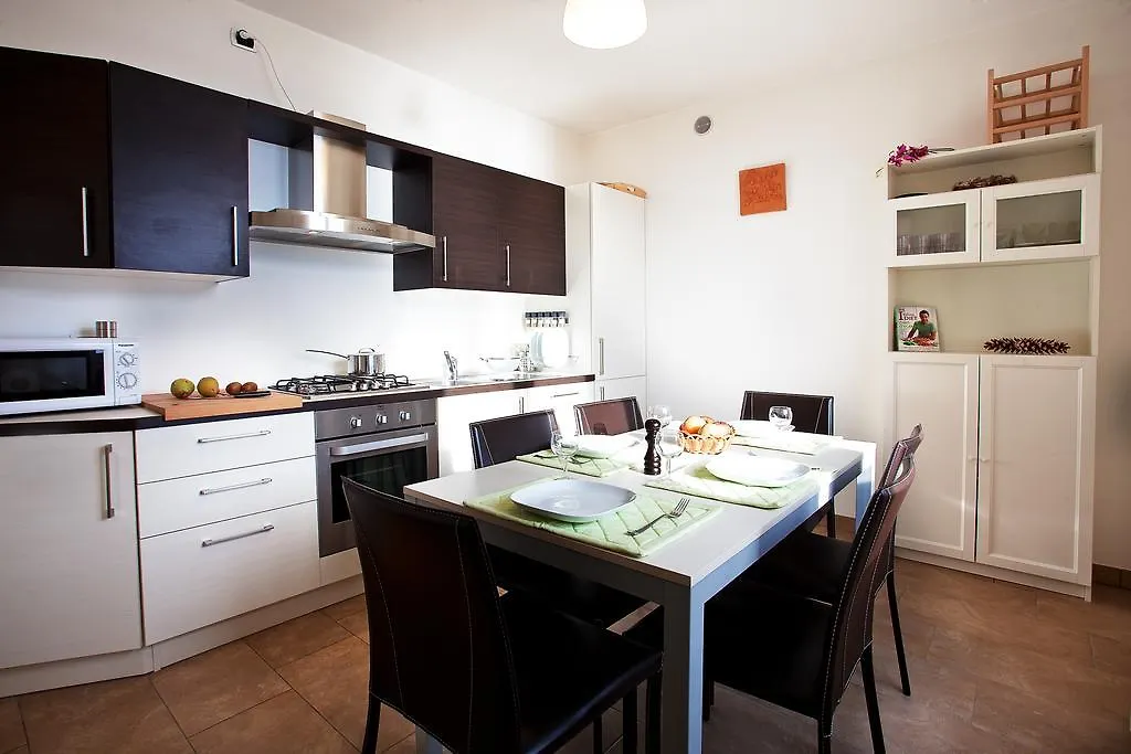 Residenza Romina Sleeps 8 With Pool- By Italian Apartments Rezzonico