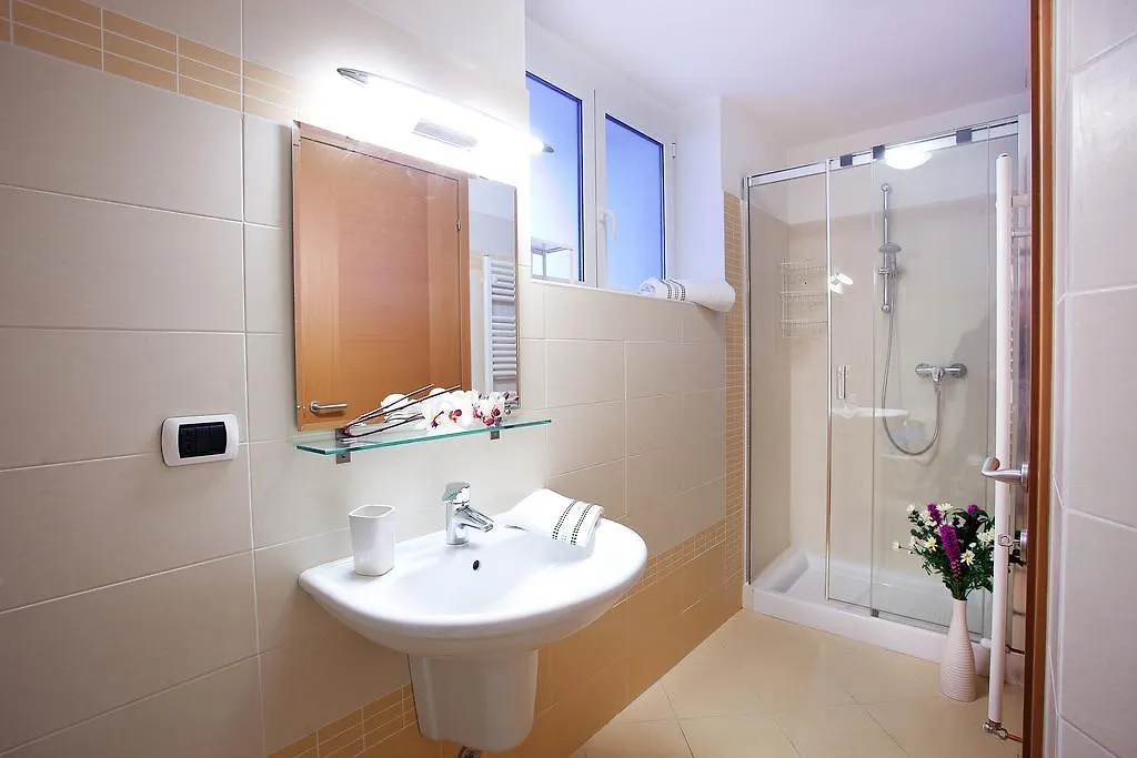 Residenza Romina Sleeps 8 With Pool- By Italian Apartments Rezzonico