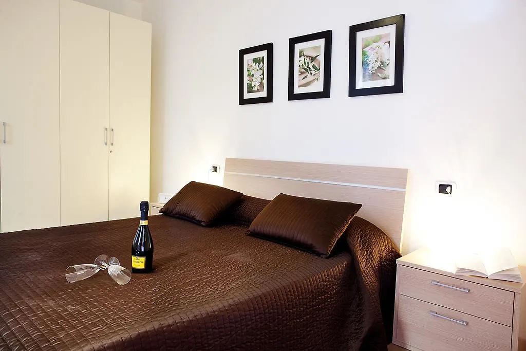 Residenza Romina Sleeps 8 With Pool- By Italian Apartments Rezzonico